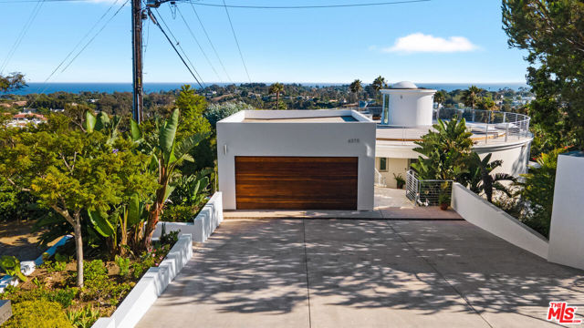6375 Gayton Place, Malibu CA: https://media.crmls.org/mediaz/e89b63db-52f1-4644-bcb3-c7f7957613cb.jpg
