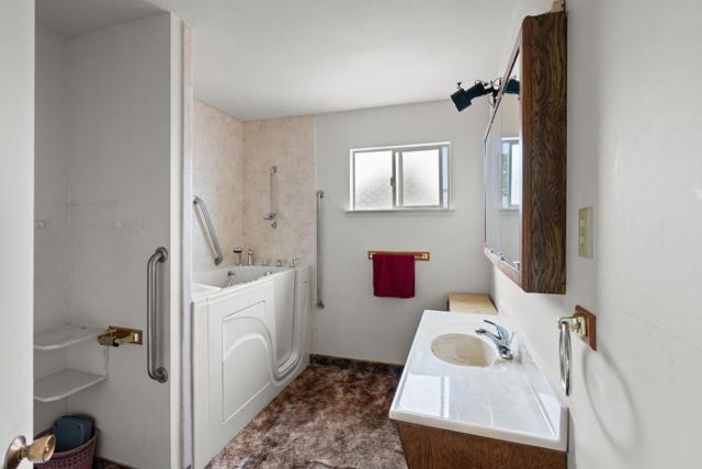3705 Encline Way, Belmont CA: https://media.crmls.org/mediaz/e89bb189-ef34-4283-828a-299bdcdf8032.jpg