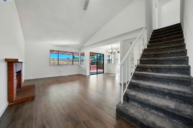 2524 Brazil Ct, Antioch CA: https://media.crmls.org/mediaz/e89c6bb3-7736-43b9-89b3-1180af4372f7.jpg