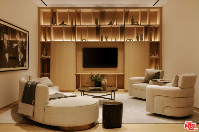 16187 Royal Oak Road, Encino CA: https://media.crmls.org/mediaz/e89c887b-3461-4ca2-bacb-689fe51efc72.jpg