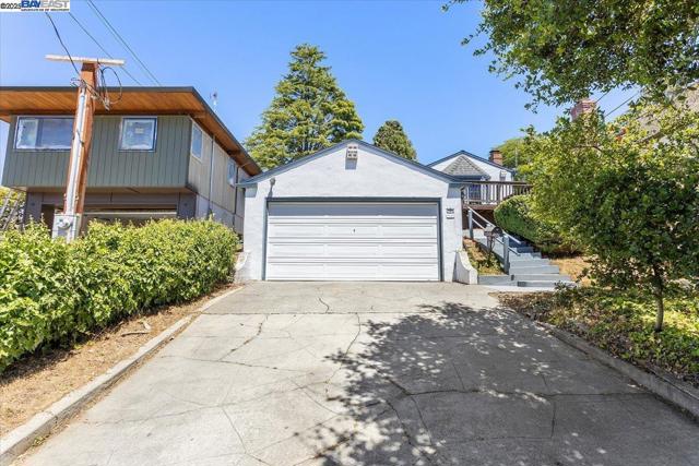 543 Grizzly Peak Blvd, Berkeley CA: https://media.crmls.org/mediaz/e89cb8e1-93c9-4b5a-8e4d-04a1149efab2.jpg