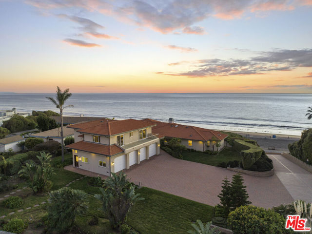 29821 Pacific Coast Highway, Malibu CA: https://media.crmls.org/mediaz/e89d292f-20f4-4df5-93b8-d355f9a90c8c.jpg