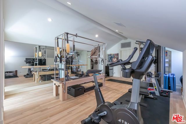 400 S Hudson Avenue, Los Angeles CA: https://media.crmls.org/mediaz/e89d5fec-6462-4c20-979d-e1510aff1c96.jpg