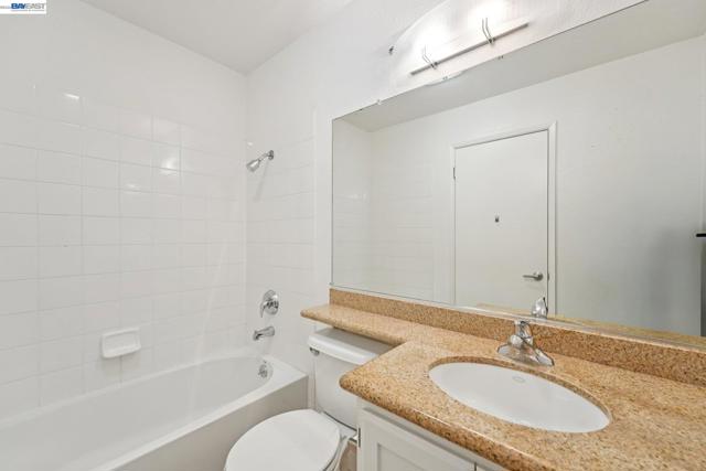 39206 Guardino Dr, Fremont CA: https://media.crmls.org/mediaz/e89e046a-2291-469c-b8d5-231c1f8fd244.jpg