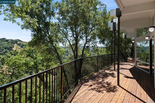 233 Melody Ln, Orinda CA: https://media.crmls.org/mediaz/e89e3de2-eb41-4717-896e-d1f11dc2dc06.jpg