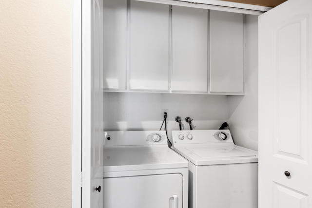 31200 Landau Boulevard, Cathedral City CA: https://media.crmls.org/mediaz/e89e9991-52b6-4e6f-96f2-d1d9d05d1128.jpg