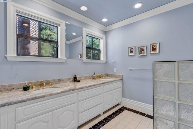 219 Valley Oaks Dr, Alamo CA: https://media.crmls.org/mediaz/e89f5804-5970-438f-95a0-a8666fa0990c.jpg