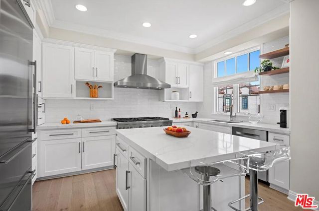 2584 Bungalow Place, Corona del Mar CA: https://media.crmls.org/mediaz/e89faa22-482b-4970-b2fb-da7830e9d0d5.jpg