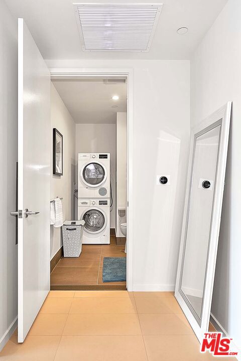889 Francisco Street, Los Angeles CA: https://media.crmls.org/mediaz/e8a13e88-6264-4689-a4ab-5625d84bcb30.jpg