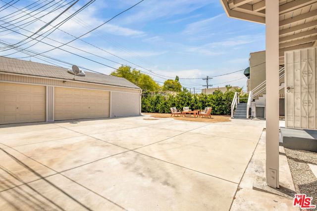 842 S Sycamore Avenue, Los Angeles CA: https://media.crmls.org/mediaz/e8a16b27-c9e1-4ab2-8292-848464b6447e.jpg