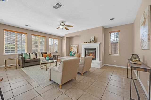 1304 Pyrenees St, Tracy CA: https://media.crmls.org/mediaz/e8a1cbbb-f477-49fa-80ea-bb9c433718f6.jpg