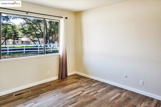 1610 Lawrence Rd, Danville CA: https://media.crmls.org/mediaz/e8a1cbee-4b7e-4b42-b0c4-9dd54efaa3e9.jpg