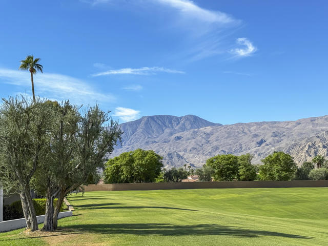 49845 Lago Drive, La Quinta CA: https://media.crmls.org/mediaz/e8a3c0b4-ff43-4bd3-815e-cf77be088469.jpg