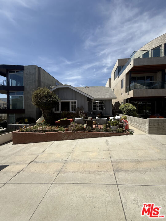 127 16th Street, Manhattan Beach, California 90266, ,Residential Income,Sold,16th,25630661