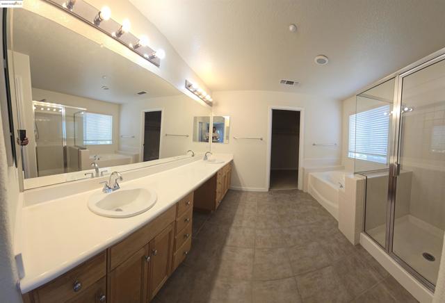 988 Chamomile Ln, Brentwood CA: https://media.crmls.org/mediaz/e8a4db9b-7db5-4f3b-9413-df39beec5c3f.jpg