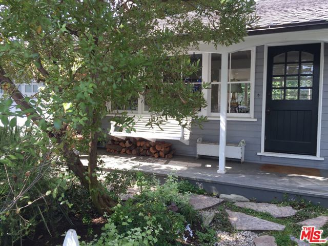 811 Galloway Street, Pacific Palisades CA: https://media.crmls.org/mediaz/e8a55f6d-4aab-492f-a5a6-d4755778ccac.jpg