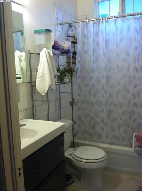 1621 E 38Th St, Oakland CA: https://media.crmls.org/mediaz/e8a70873-b64f-416a-98bd-7a7f96e083ca.jpg