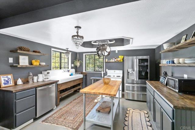 40707 Intrepid Rd, Hemet CA: https://media.crmls.org/mediaz/e8a75fe8-e379-4b1e-bcff-fe37490ed010.jpg