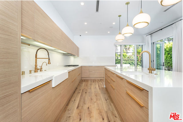 142 N Hamel Drive, Beverly Hills CA: https://media.crmls.org/mediaz/e8a7aaaf-b299-48da-80ac-a875ab929a6a.jpg