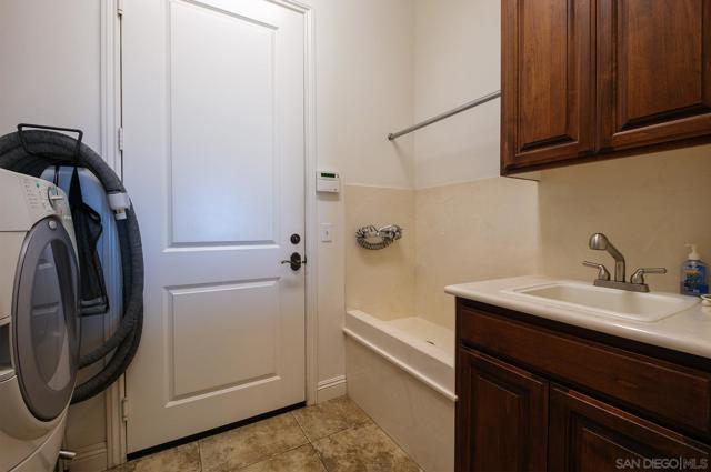 16677 Falcon Heights Rd, Ramona CA: https://media.crmls.org/mediaz/e8a887f4-8dbd-4989-94c7-3cd605ea1acf.jpg
