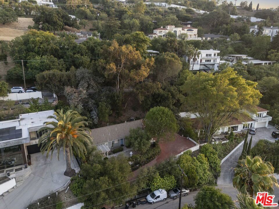 https://media.crmls.org/mediaz/e8a91b76-0045-4e54-bf6d-321282f1ef50.jpg?preset=X-Large