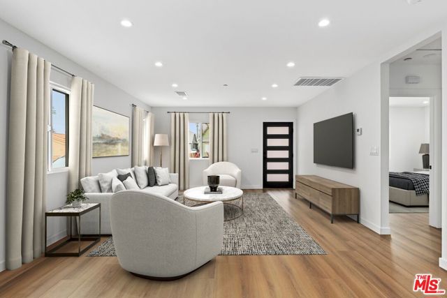 2700 S Palm Grove Avenue, Los Angeles CA: https://media.crmls.org/mediaz/e8ad823f-d1e0-4122-83b5-3f767d9f9ae2.jpg