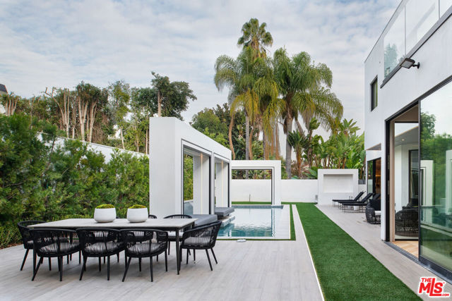 1729 Angelo Drive, Beverly Hills CA: https://media.crmls.org/mediaz/e8ae4f5e-5b48-456f-86a2-e51aae2098fc.jpg