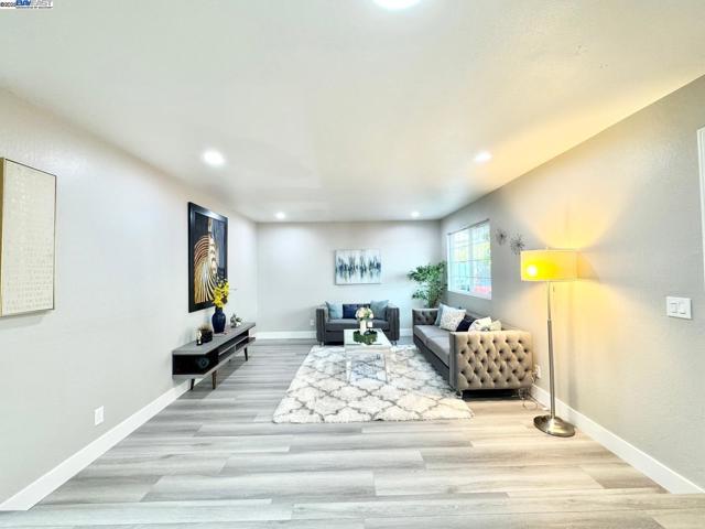 20595 Center St, Castro Valley CA: https://media.crmls.org/mediaz/e8af5a1f-aac8-4de7-be03-769c129e3cf0.jpg
