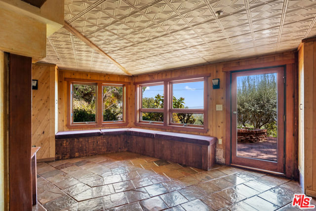 440 Mariposa Drive, Ventura CA: https://media.crmls.org/mediaz/e8af5dd8-0cc7-427e-875e-ae68f2ca9133.jpg