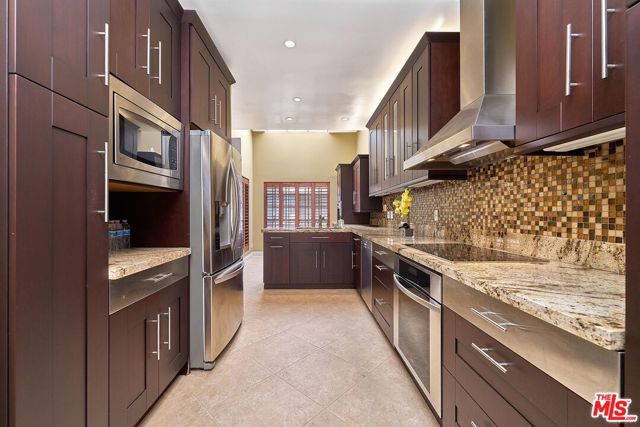 13078 Mindanao Way, Marina del Rey CA: https://media.crmls.org/mediaz/e8b01f81-45d3-4b3e-bee6-fe77765a825c.jpg