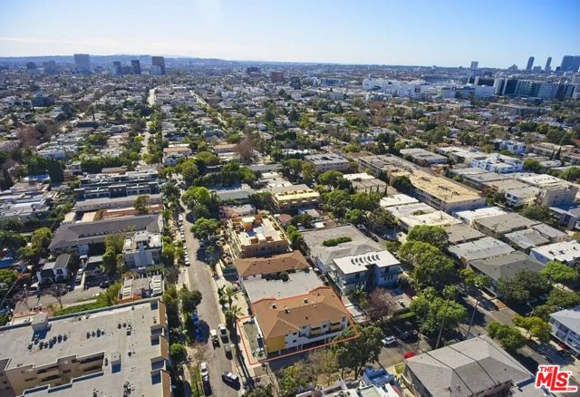 561 N Sweetzer Avenue, West Hollywood CA: https://media.crmls.org/mediaz/e8b1b01f-8065-4f60-ba39-93eee77f4d17.jpg