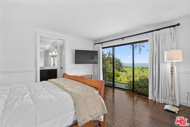 29700 Zuma Bay Way, Malibu CA: https://media.crmls.org/mediaz/e8b2972c-4996-4494-af71-6371d46c1b45.jpg