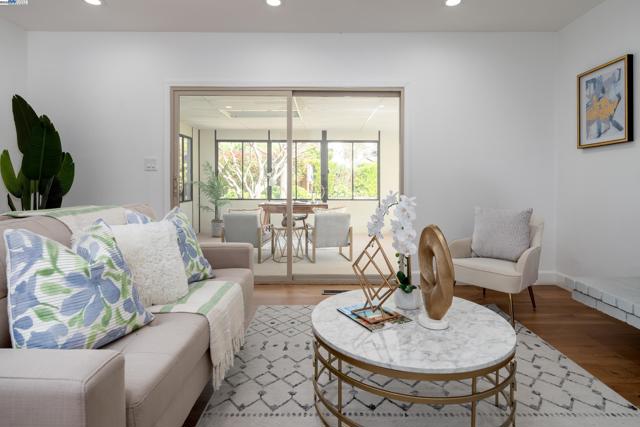 310 Trestle Glen Ct, Walnut Creek CA: https://media.crmls.org/mediaz/e8b2d1cd-3d3f-4b32-b312-400aa8140fdc.jpg