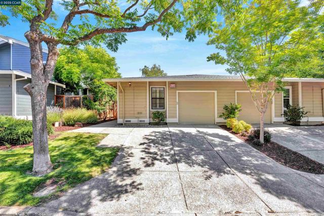 4 Benedita Pl, Moraga CA: https://media.crmls.org/mediaz/e8b30515-4e8e-4de8-a8bb-3e40fd2e679f.jpg