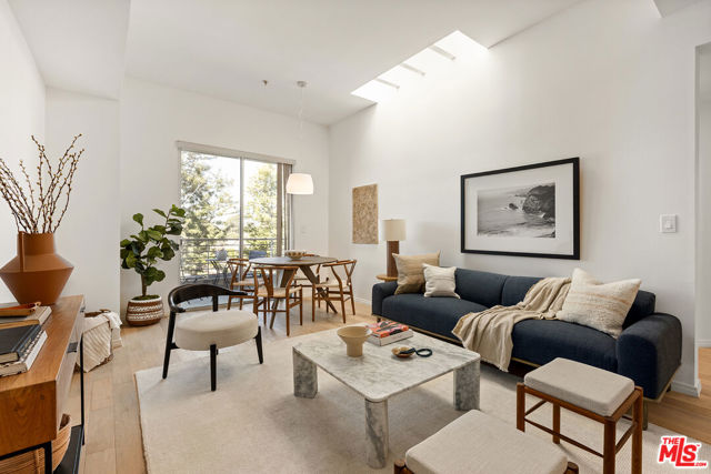 4180 Fair Avenue, Studio City CA: https://media.crmls.org/mediaz/e8b38a07-6aa8-4437-8973-1c33ead1b007.jpg