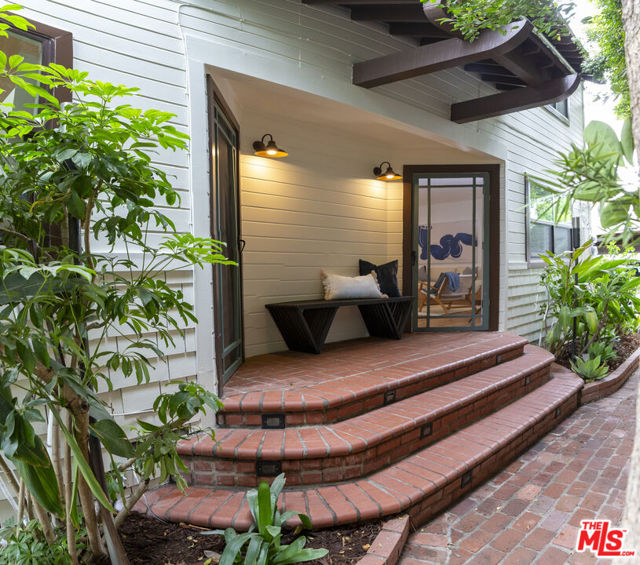 654 Broadway Street photo 5