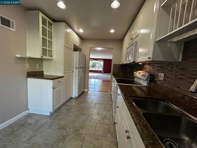 2055 Cactus Ct, Walnut Creek CA: https://media.crmls.org/mediaz/e8b5b853-0e3c-417d-9a33-4d206cd96ead.jpg
