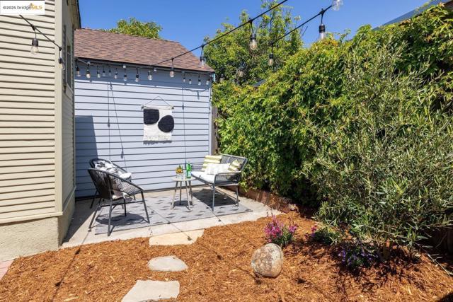 3742 Loma Vista AVE, Oakland CA: https://media.crmls.org/mediaz/e8b66093-a991-45bc-9549-3c39e4e1c5ea.jpg