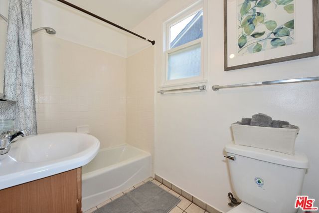 16 Clubhouse Avenue, Venice CA: https://media.crmls.org/mediaz/e8b6e40e-2086-4f9d-83d1-d0d65316947e.jpg