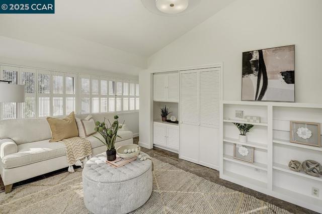 975 Terra California Dr, Walnut Creek CA: https://media.crmls.org/mediaz/e8b7449d-df78-43da-9c07-e7d040b74661.jpg