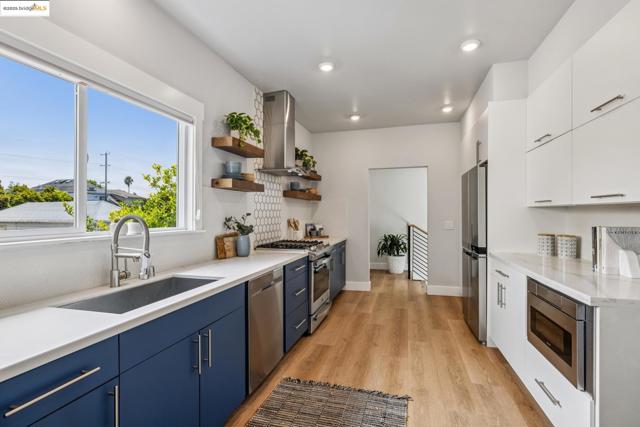 617 59th St, Oakland CA: https://media.crmls.org/mediaz/e8b85908-e896-449e-be0a-9a56bae59bfb.jpg