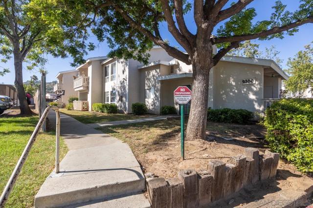 2566 WHITE OAK PLACE, Escondido CA: https://media.crmls.org/mediaz/e8b8964a-7d95-46e2-9441-639e70670b94.jpg