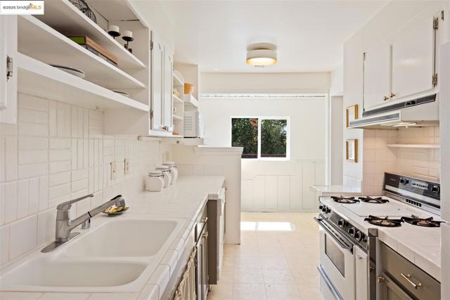 2871 Stephen Dr, Richmond CA: https://media.crmls.org/mediaz/e8b8e22a-0718-43cb-a83d-bd266b7835dc.jpg