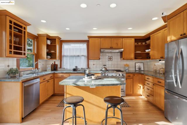817 Curtis St, Albany CA: https://media.crmls.org/mediaz/e8b902c4-8a4e-490d-830d-4c39980c8fb2.jpg