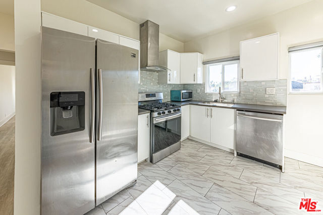 801 N Alexandria Avenue, Los Angeles CA: https://media.crmls.org/mediaz/e8ba5c1c-b447-4cab-99b3-436d66c9cbee.jpg