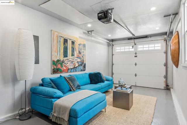 1026 Court St, Alameda CA: https://media.crmls.org/mediaz/e8baace4-5af4-4114-b09b-1b642556b011.jpg