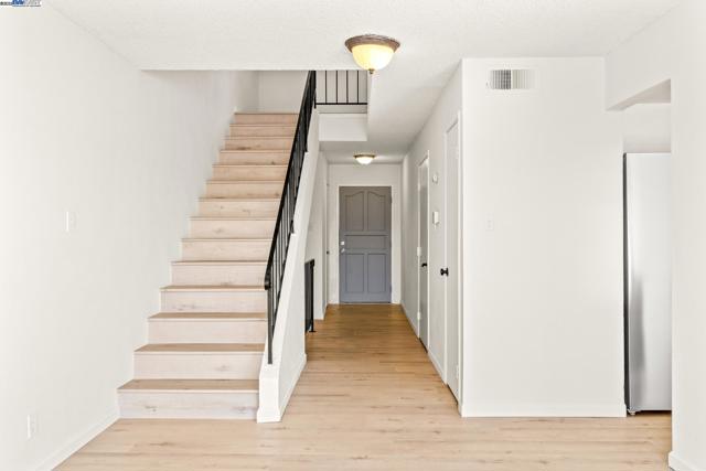 446 Bayview Cir, San Francisco CA: https://media.crmls.org/mediaz/e8badc94-000e-4b11-82db-989758985b13.jpg