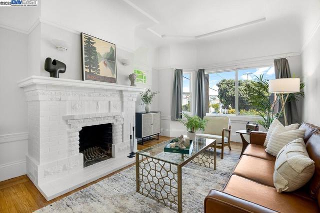 300 Somerset St, San Francisco CA: https://media.crmls.org/mediaz/e8bafaa7-136f-4abf-b040-a4a51e2a5021.jpg
