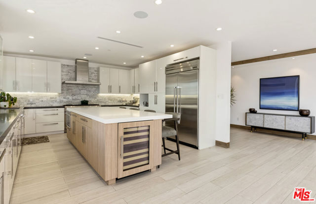 1332 El Hito Circle, Pacific Palisades CA: https://media.crmls.org/mediaz/e8bb4ca5-0f80-4486-91b1-f1e5a3709c31.jpg