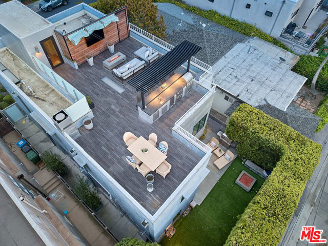 2329 Clement Avenue, Venice CA: https://media.crmls.org/mediaz/e8bb6933-1541-44d5-832d-e67a3c1fe2e0.jpg